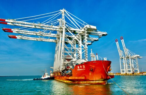 Arrivée de trois portiques neufs a bord du transporteur de colis lourds Zhen Hua 24. Fabriques en Chine ces portiques sont destines au Terminal TIL TNMSC